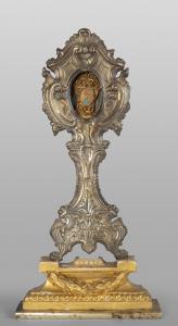 Reliquario Luigi XV in argento finemente sbalzato su base in legno intagliato e dorato, Genova secolo XVIII
