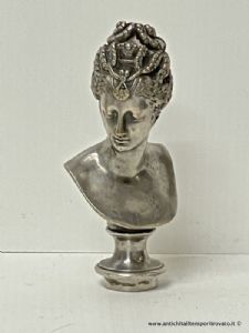 Antico sigillo in bronzo argentato che rappresenta il busto di una donna rinascimentale