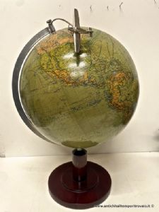 Antiguo y raro globo terrestre Columbus con un modelo de avión Junkers F13 en la parte superior.