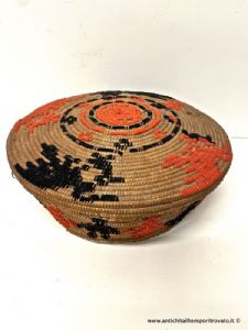 Su cofinu, antiguo cofre sardo con tapa con s'impanna color naranja y negro