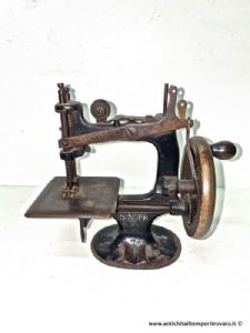 Pequeña y antigua máquina de coser de juguete en miniatura de Singer, Mod. N°20