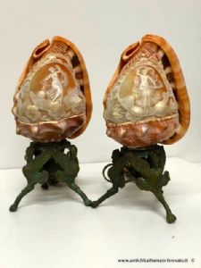 Antiguo par de lámparas inglesas con conchas trabajadas en camafeo y estructura de bronce