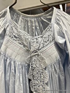 Sa hammisa di Oliena, rara camisa del traje sardo femenino de Oliena