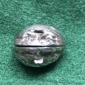Pastillero de plata en forma de nogal London 1901.
    