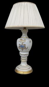 Lampada in vetro opaline con decoro floreale e dettagli in oro.