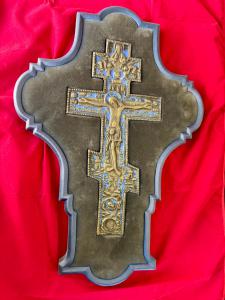 CRUCIFIJO DE BRONCE Y ESMALTE AZUL DE MEDIADOS DEL SIGLO XIX