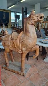 Gran caballo tallado en madera