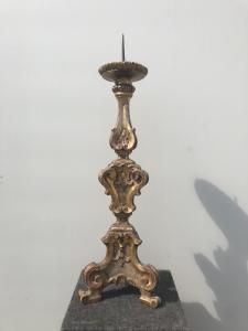 Candelabro de madera tallada y dorada a la meca. Génova.