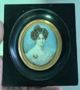 Miniatura que representa una figura femenina. Firma: A.Carp.