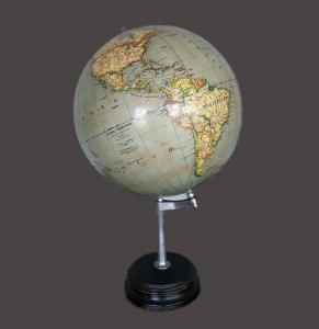 Globo terrestre G.B. Paravia, época de 1920 aproximadamente.