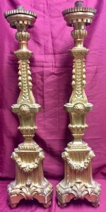 Par de candelabros dorados neoclásicos