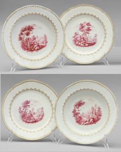 Dos platos llanos y dos hondos en porcelana Ginori, decoración en sanguina con paisajes, siglo XVIII