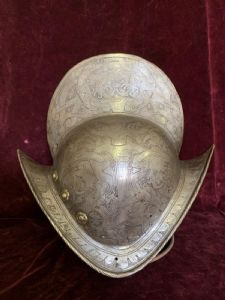 Morion alemán grabado con una cresta alta en una sola pieza
    