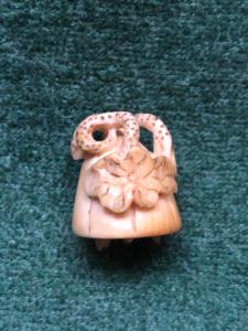 Netsuke 'en marfil con motivos vegetales con 6 semillas retráctiles, Japón.
    