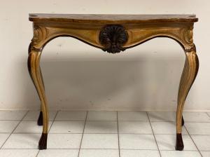 Consola lacada y pintada con tapa de imitación mármol. Lombardía, Piamonte, mediados del siglo XIX.