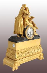 Reloj francés de estilo Imperio del siglo XIX, parisino, en bronce dorado al mercurio. Escena de pareja, dama con un noble.