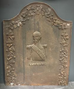 P212 - Placa de chimenea con retrato, en hierro fundido, época del siglo XIX, medidas cm L 49 x H 61