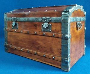 Baule in legno, metallo martellato e borchiato - Italia anni '50