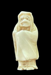 Netsuke de marfil que representa a un personaje masculino. Japón.