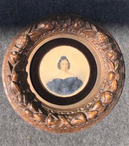 Miniatura al temple sobre cartulina con marco de madera tallada y dorada con motivos vegetales en relieve. Firma y fecha de 1836.