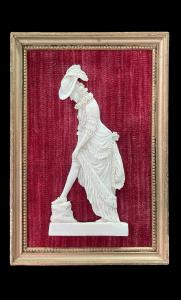 Bajorrelieve de marfil con tema erótico de una dama.