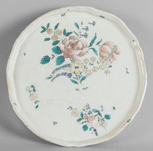 Alzada barroca de mayólica con decoración de rosas, marcada Boselly, Savona, mediados del siglo XVIII