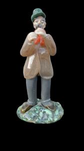 Scultura in vetro pesante raffigurante personaggio maschile con cappello.Boemia.