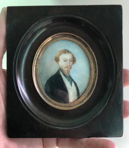 Miniatura que representa a una figura masculina. Firma: Gandolfi. Italia.