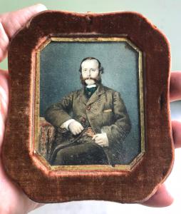 Miniatura representando figura masculina. Óleo sobre pergamino.