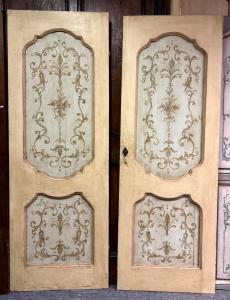 PTS884 - N. 2 puertas de madera lacada, época del siglo XVIII, medidas cm L 75 x H 211
