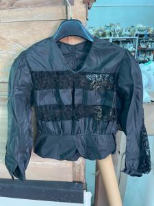 Blusa de seda y bordado a mano Italia.
    
