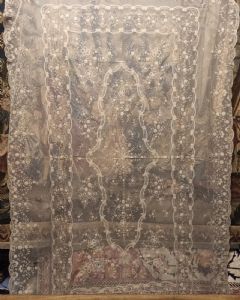 Mantel de encaje para 12, medidas 180x317, bordado a mano con 12 servilletas pequeñas y 12 medianas. Venecia, siglo XIX, nunca usado.