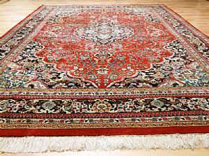 EXTRAORDINARIO Y ANTIGUO SAROUGH (SARUK) CON DECORACIONES FLORALES DE GRAN CALIDAD – 360X255 cm.