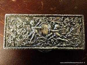 Plata vieja caja en relieve