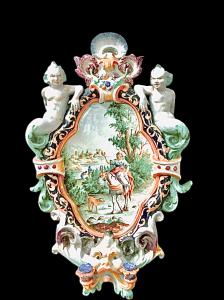 Applique candeliere a due fuochi in maiolica con figure grottesche ai lati e medaglione centrale istoriato.Manifattura Battaglia.Napoli.