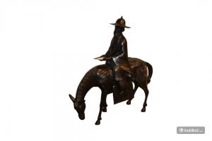 Escultura francesa del siglo XIX que representa a un sabio campesino oriental a caballo.