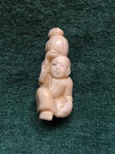 Netsuke’  con personaggio seduto con zucca sulla testa.Giappone. 