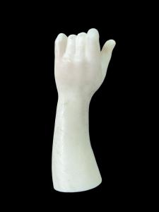 Escultura de marfil que representa un brazo porta relojes.
