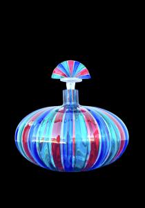 Bottiglia in vetro soffiato dì forma tonda schiacciata con fasce multicolori verticali.Ve.Art,Murano.