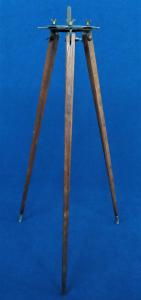 Cavalletto tripode in legno e ferro -cm 130 h- Italia anni '20