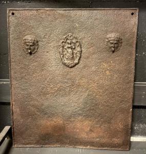 P267 - Placa trasera de chimenea de hierro fundido del siglo XIX, medidas 50 cm de ancho x 58 cm de alto.