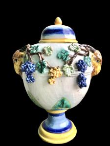 Coppia di vasi in maiolica con decoro a tralci d’uva in rilievo e motivo a foglie.Manifattura Rubbiani,Sassuolo.