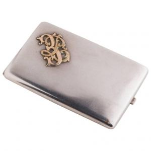 Porta cigarros italiano antiguo en plata con iniciales doradas
    