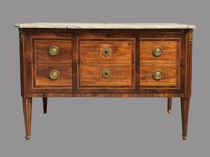 Cassettone Luigi XVI lastronato in noce e bois de rose con eleganti filettature in legni chiari, Piemonte fine XVIII secolo
