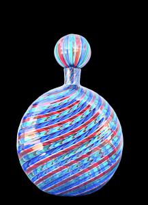 Bottiglia tonda in vetro soffiato con fasce multicolori a spirale.Ve.Art.Murano.