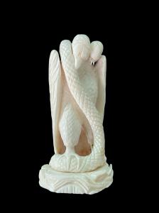 Escultura de marfil que representa un águila con una serpiente.