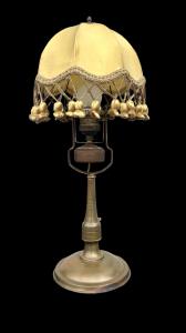 Lámpara de bronce con eje cónico y base redonda. Período Art Nouveau.