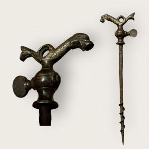 Elegante sacacorchos desgasificador de hierro y latón de la segunda mitad del siglo XIX.