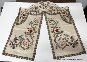 Antiguo conopeo del siglo XIX en seda con bordados y el monograma IHS en oro.