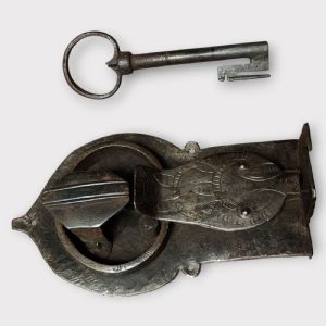 Cerradura de arca en hierro forjado y grabado, funcional con llave.